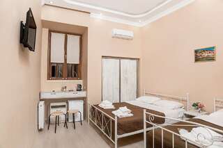 Отели типа «постель и завтрак» HOME 6 Тбилиси Классический трехместный номер-1